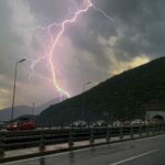 Παγκράτι: Πτώση στύλου ηλεκτροφωτισμού μετά από τροχαίο – Κλειστό τμήμα της οδού Φρύνωνος