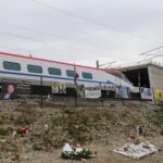 Τέμπη: «Το έγκλημα αυτό δεν θα ξεχαστεί» – Πανό του ΠΑΜΕ στον ΟΣΕ