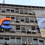 Τέμπη: Φοιτητές άναψαν κεριά και άφησαν λουλούδια στον σταθμό του ΟΣΕ στη Λαμία