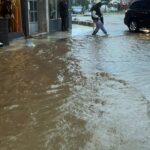 Επίθεση με μαχαίρι στην Ερμού: Στη ΜΕΘ η 22χρονη μετά από χειρουργική επέμβαση