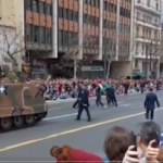 Λάρισα: Σιωπηλή διαμαρτυρία οικογένειας θύματος των Τεμπών στην παρέλαση της 25ης Μαρτίου