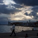Θεσσαλονίκη: Στις φλόγες αυτοκίνητο μετά από έκρηξη – Κινδύνεψαν ένοικοι πολυκατοικίας