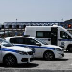 Θεσσαλονίκη: Αφήνουν λουλούδια έξω το ρωσικό προξενείο για τα θύματα της επίθεσης