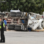 Η στιγμή που η Ζωή Κωνσταντοπούλου περνά δίπλα από τον Αχιλλέα Μπέο στα δικαστήρια του Βόλου