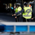 Ομάδα 30 ατόμων έστησε οδοφράγματα, έκαψε αυτοκίνητο και επιτέθηκε σε αστυνομικούς στα Εξάρχεια