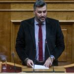 Στον ανακριτή ο Κωνσταντίνος Φλώρος – Αρνείται ότι γρονθοκόπησε τον Βασίλη Γραμμένο μέσα στη Βουλή