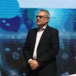 Αιχμηρή ανακοίνωση Γιάννη Καλλιάνου: Τι απαντά σε όσους υποστήριξαν τον καθηγητή που παρακολουθούσε τον πατέρα του – Οι 23 λόγοι