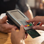 Το ζεϊμπέκικο του Κουτσούμπα από τις ΗΠΑ – «Σαν απόκληρος γυρίζω»