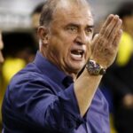 Ίντερ: Σάλος με το πλακάτ που σήκωσε ο Ντάμφρις στην παρέλαση των νερατζούρι με στόχο τον Ερναντέζ