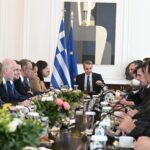 Ίλιον: ΙΧ έπεσε πάνω σε στύλο της ΔΕΗ – Χωρίς τις αισθήσεις του ο οδηγός