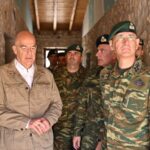 Έφτασε στην Αθήνα το Άγιο Φως: Από το αεροδρόμιο στο μετόχι του Παναγίου Τάφου και σε όλες τις Μητροπόλεις