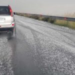 Επί των όπλων: Η στιγμή που ο Εύζωνας σκύβει το κεφάλι κατά την περιφορά του Επιταφίου