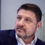 Λινού για εμβόλιο AstraZeneca: Μελέτες έδειχναν ότι υπήρχε υψηλότερη πιθανότητα να πάθει θρόμβωση μια γυναίκα στην ηλικία των 30-40