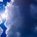 Πάσχα με ηλιοφάνεια από το μεσημέρι – Υποχωρούν οι νεφώσεις, ανεβαίνει η θερμοκρασία