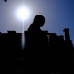 57χρονος οδηγείται στη φυλακή γιατί βιντεοσκόπησε τη δίκη Κασιδιάρη