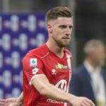 Έφτασε στην Αθήνα το Άγιο Φως: Από το αεροδρόμιο στο μετόχι του Παναγίου Τάφου και σε όλες τις Μητροπόλεις