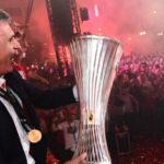 Ολυμπιακός: Έγινε η νύχτα μέρα στον Πειραιά, πάνω από 100.000 οπαδοί γκρέμισαν τα τείχη για τους θριαμβευτές του Conference League