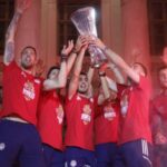 Ολυμπιακός: Έγινε η νύχτα μέρα στον Πειραιά, πάνω από 100.000 οπαδοί γκρέμισαν τα τείχη για τους θριαμβευτές του Conference League