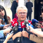 Συντετριμμένος στην κηδεία της Άννας Παναγιωτοπούλου ο Αλέξανδρος Αντωνόπουλος: «Είναι μια ολόκληρη εποχή που φεύγει»