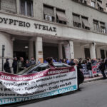 Πώς άρπαξαν φωτιά τα ρούχα του 2χρονου κοριτσιού την ώρα που ο πατέρας της έβαζε βενζίνη με μπιτόνι στο αυτοκίνητο