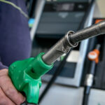 O Στέφανος Κασσελάκης με τον σύζυγό του Τάιλερ Μακμπέθ στη συναυλία των Coldplay