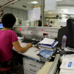 Τραγωδία στη Λευκάδα: Τουρίστρια έπεσε με παραπέντε στη θάλασσα και πνίγηκε