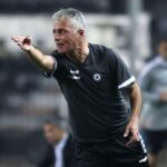Ο Αχιλλέας Μπέος και σύμβουλοί του έβαλαν αμανέδες στο δημοτικό συμβούλιο του Βόλου