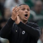 Η νύφη στο εκλογικό κέντρο, ο ποδηλάτης και τα σκυλάκια – Στις κάλπες οι πολίτες για τις ευρωεκλογές 2024