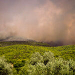 Ορατοί στον Φλοίσβο οι καπνοί από τη φωτιά στην Εύβοια