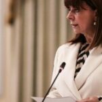 Βουλή: Φωταγωγήθηκε με το σήμα «ΔΕΝ ΞΕΧΝΩ» για τα 50 χρόνια από την τουρκική εισβολή στην Κύπρο