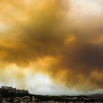 Φωτιές στην Αττική: 8 στα 10 οικόπεδα των σπιτιών που υπέστησαν ζημιές ήταν ακαθάριστα