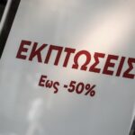 Φωτογραφία – γροθιά στο στομάχι από τη φωτιά στην Αττική: Γυναίκα πεσμένη στο δρόμο βλέπει τις φλόγες να καταπίνουν τα πάντα