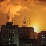 Φωτιά σε μάντρα στους Αγίους Αναργύρους – Καίγονται αυτοκίνητα