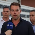 Κόλαση φωτιάς στην Αττική: Με κουβάδες και λάστιχα η μάχη σε Βριλήσσια, Πεντέλη – Κάηκαν επιχειρήσεις, πυροσβεστικά οχήματα (βίντεο)