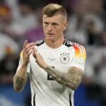 Στον βυθό στη Μαρίνα Ζέας παραμένουν τα τρία γιοτ που τυλίχθηκαν στις φλόγες – Πώς θα γίνει η ανέλκυσή τους