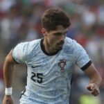 Φωτιά στον Βαρνάβα: Έσπασε σε δύο μέτωπα, «τρέχει» προς Σταμάτα – Αγωνιώδεις απεγκλωβισμοί