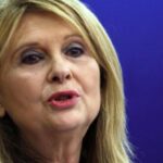 Πυκνά «νέφη» μαύρου καπνού από την πυρκαγιά στο Ομορφοχώρι Λάρισας (βίντεο)