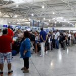 Οπαδοί του Άγιαξ βανδάλισαν αστυνομικό τμήμα στο Άμστερνταμ και οχήματα των ΜΑΤ