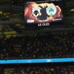 ΑΕΚ – Παναθηναϊκός: Με υψωμένη γροθιά χαιρετήθηκαν οι Ηλιόπουλος και Μελισσανίδης