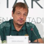 Μαρσιάλ: Η απίθανη γκριμάτσα του Γάλλου σταρ μέσα στο αγωνιστικό αυτοκίνητο του Μάριου Ηλιόπουλου