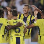 Οδηγός ΚΤΕΛ στρίβει τσιγάρο, καπνίζει και σκρολάρει στο κινητό, κρατώντας το τιμόνι