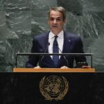 Αναβάτης μηχανής στον Ταύρο οδηγούσε με σπασμένο πόδι και την πατερίτσα ανά χείρας – Απίστευτο βίντεο