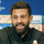 Άνδρας σε κατάσταση αμόκ στο κέντρο της Αθήνας: «Θα σας ανατινάξω», απειλεί – Εκκενώθηκε το υπουργείο Αγροτικής Ανάπτυξης