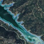 Οδηγός ΚΤΕΛ στρίβει τσιγάρο, καπνίζει και σκρολάρει στο κινητό, κρατώντας το τιμόνι