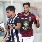 Παναθηναϊκός – Πανσερραϊκός: Ο Ευαγγέλου έδωσε πέναλτι στους πράσινους, το πήρε πίσω μετά από εξέταση της φάσης στο μόνιτορ