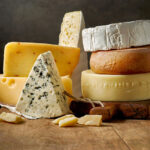 Αυτό το κάπως ξεθωριασμένο ξενοδοχείο κοντά στη διώρυγα της Κορίνθου αποκαλύπτει τα αρχιτεκτονικά στοιχεία μιας ιδιοφυΐας