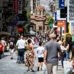 Χωρίς ενεργό μέτωπο η φωτιά στο Ξυλόκαστρο – Μάχη με διάσπαρτες εστίες δίνουν οι πυροσβέστες