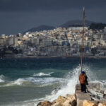 Ανασύρθηκαν οι σοροί γυναίκας και άνδρα από τη θάλασσα του Αιγαίου μετά την ημιβύθιση λέμβου με μετανάστες