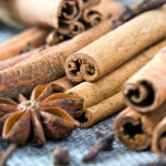 Ξέπλυμα μαύρου χρήματος: «Iερές» business από καθολικούς ιερείς σε νυχτερινά κέντρα της Πελοποννήσου