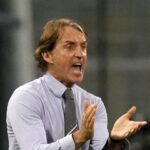 «Αντεπίθεση» Μητσοτάκη μετά τις καταγγελίες για «χαριεντίσματα» – Θερμή χειραψία με Ανδρουλάκη